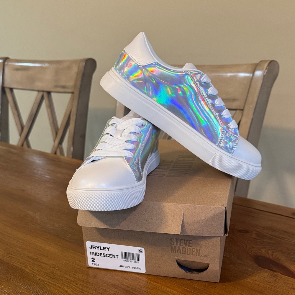 New In Box Steve Madden Girl’s Iridescent Star Sneakers Sz 2